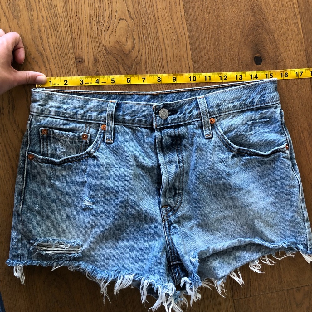 Levi’s 501 cutoff shorts size 29 FITS LIKE 26/27 - Picture 4 of 4